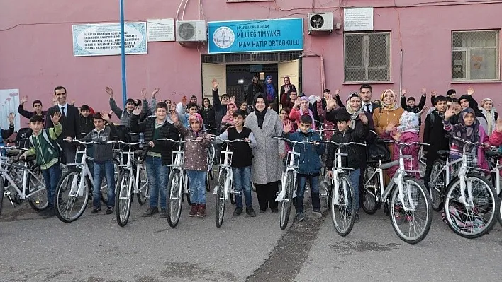 Büyükşehir Belediyesi öğrencilere bisiklet hediye etti
