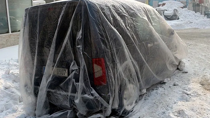 Erzurum'da araçlar soğuktan battaniye ile korunuyor
