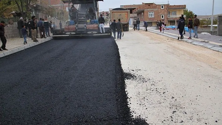 Bismil'de sıcak asfalt çalışması devam ediyor
