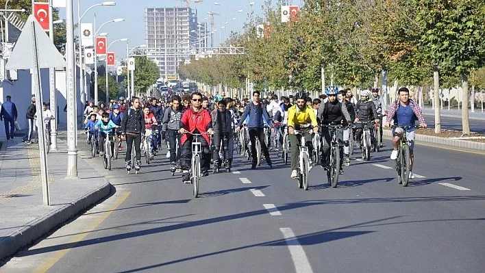 Diyarbakır'da yüzlerce bisikletli engelliler için pedal çevirdi
