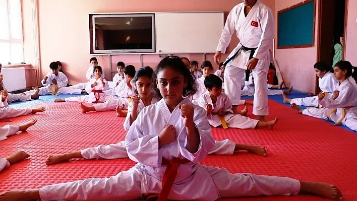 İstanbul'dan geldi, köy çocuklarına ücretsiz karate öğretiyor
