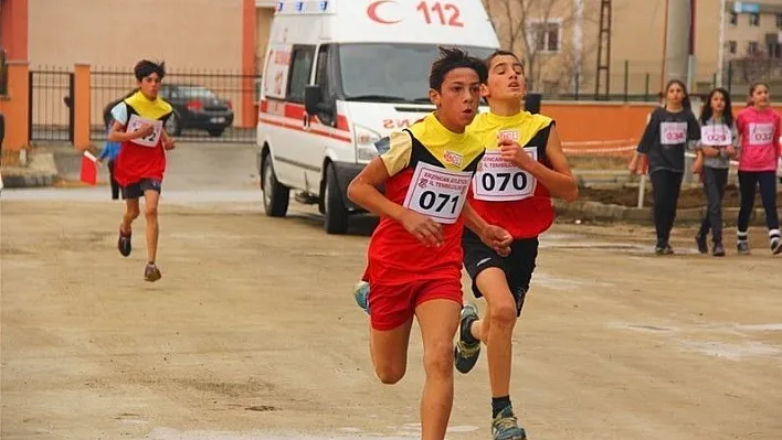 Erzincan'da Okul Sporlarında Kros Heyecanı
