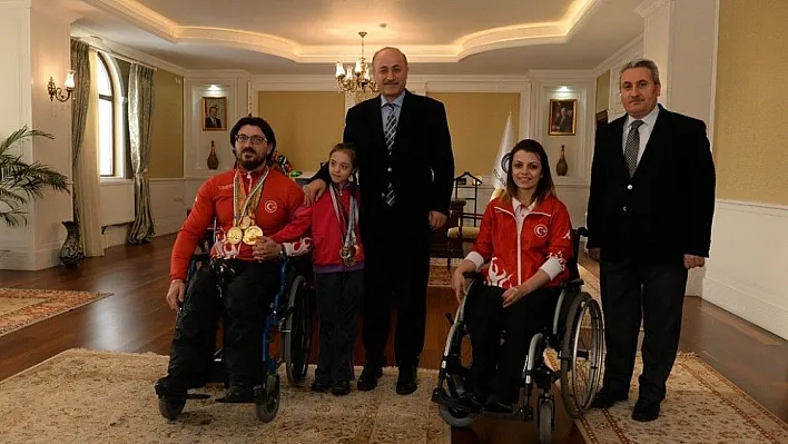 Vali Azizoğlu'ndan şampiyon sporcuya büyük ilgi
