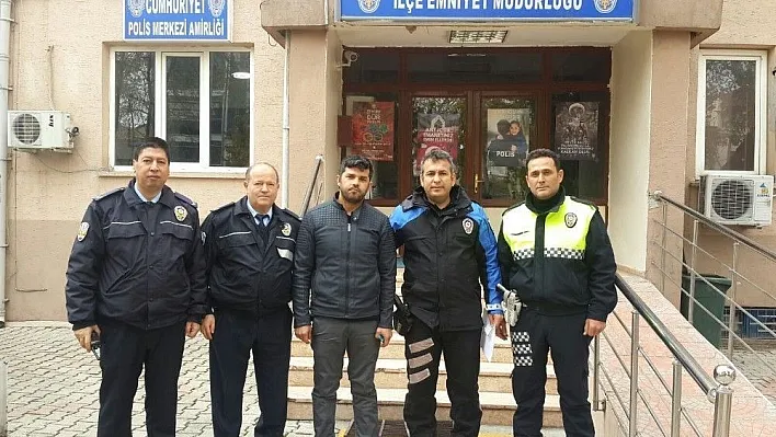 ATM'de unutulan parayı sahibine teslim etti
