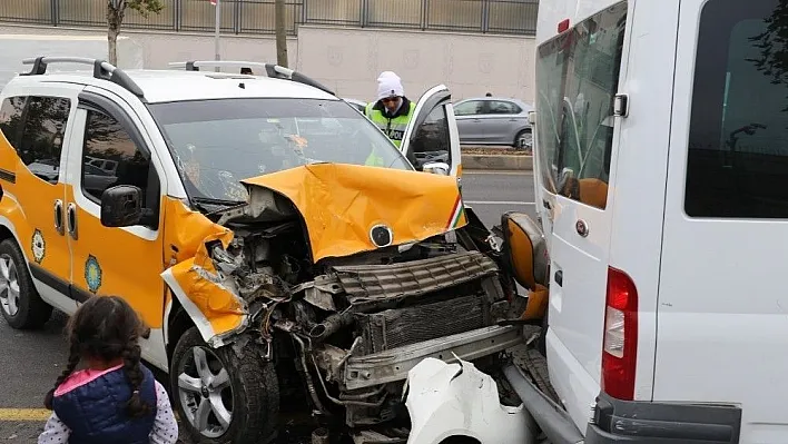 Diyarbakır'da sivil askeri araç ile ticari taksi çarpıştı: 2 yaralı
