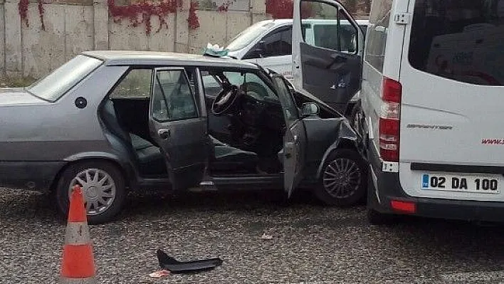 Minibüs ile otomobil çarpıştı: 2 yaralı

