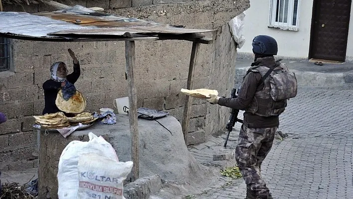 Diyarbakırlı kadınlardan polislere sıcak ekmek
