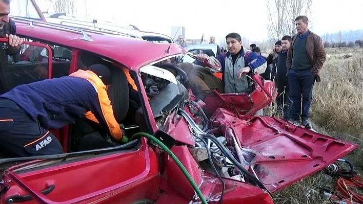 Erzincan'da trafik kazası: 2 ölü, 4 yaralı