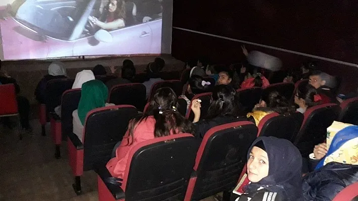 Öğrenciler sinemada bir araya geliyor
