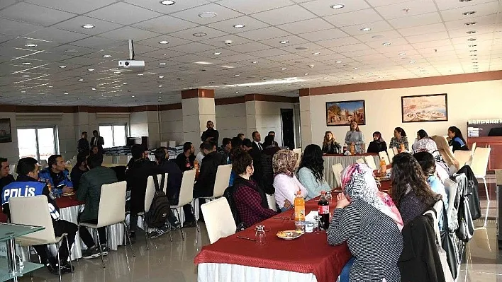 Öğrenciler ve polisler tanıştı
