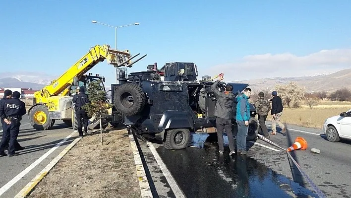 Devrilen zırhlı polis aracındaki 2 polis yaralandı
