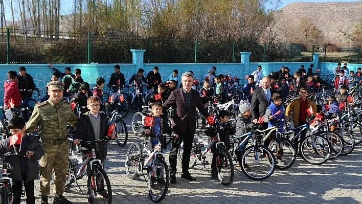 Kayyum atanan Hani belediyesi 40 gün sabah namazına devam eden öğrencilere bisiklet hediye etti
