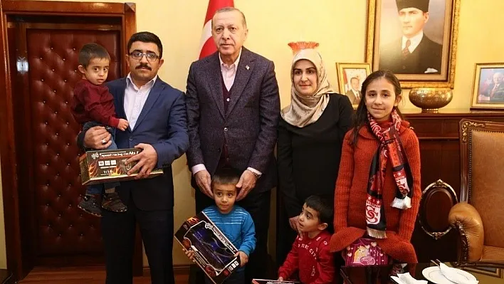 Cumhurbaşkanı Erdoğan minik adaşları ile görüştü
