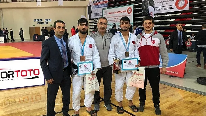 Cengizhan'dan altın, Ertuğrul'dan bronz madalya
