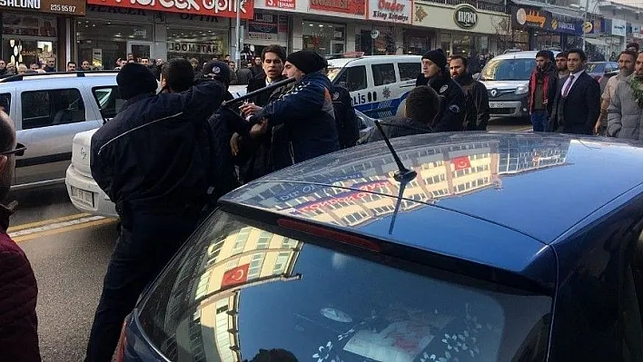 Erzurum'da iki grubun kavgası trafiği kilitledi
