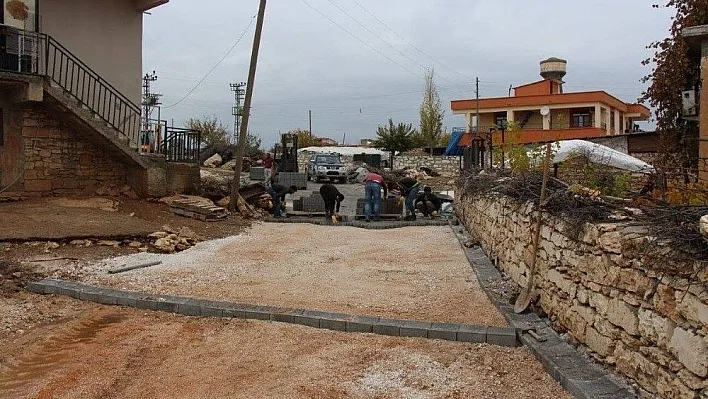 Hani'nin kırsal mahallelerinde yol yapım çalışması sürüyor
