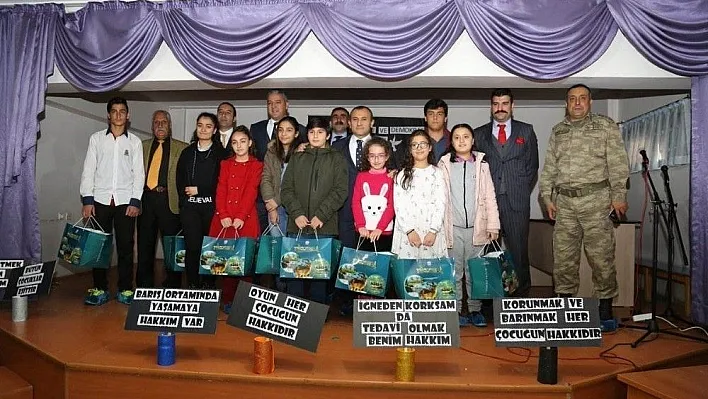 Tunceli'de çocuklar, İnsan Hakları ve Demokrasi Haftasını kutladı
