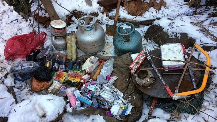 Bingöl'de 2 sığınak ve yaşam malzemeleri ele geçirildi
