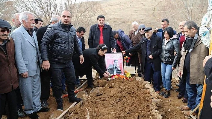 Halk ozanı Kızıltuğ son yolculuğuna uğurlandı
