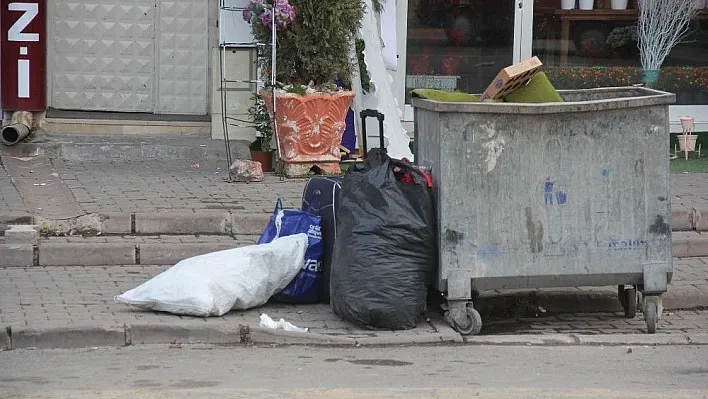 Çöpe atılan elbise dolu valiz paniğe neden oldu
