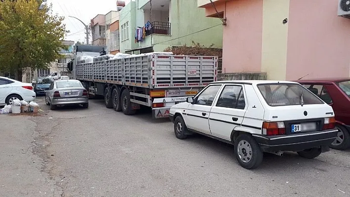 Sokağa parkedilen tıra tepki
