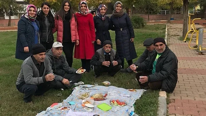 Ebelik bölümü öğrencilerinden toplumsal duyarlılık
