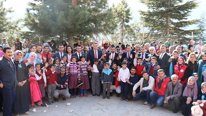 Gençlik Merkezi öğrencilere mont ve bot yardımında bulundu
