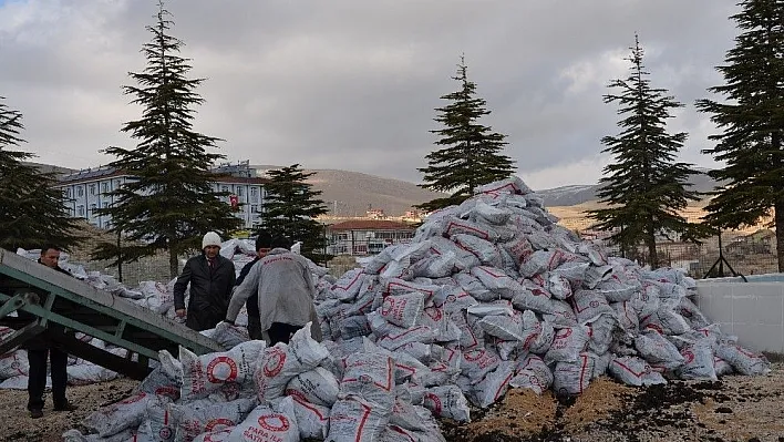 Darende'de ihtiyaç sahiplerine kömür dağıtılıyor
