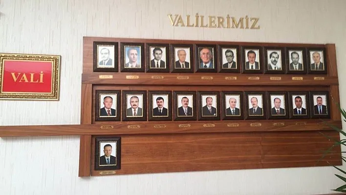 FETÖ'den tutuklu Hüseyin Avni Mutlu'nun fotoğrafı, 'Valilerimiz' panosundan kaldırıldı
