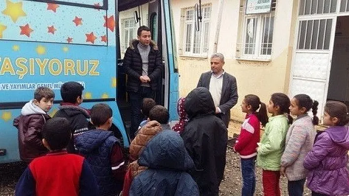 Öğrenciler okullarına gelen gezici kütüphanenin mutluluğunu yaşadı
