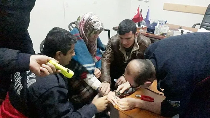 Genç kadının parmağına sıkışan yüzüğü itfaiyeciler keserek çıkardı
