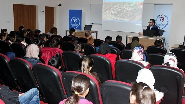 Gençlere Ağız Ve Diş Sağlığı semineri verildi
