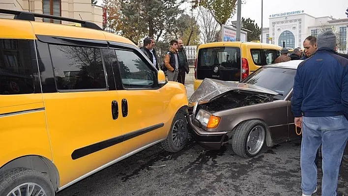 Otomobil taksi durağına daldı
