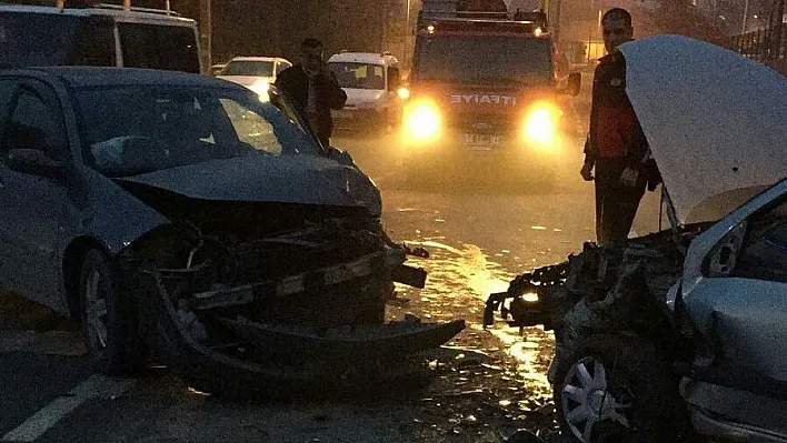İki otomobil kafa kafaya çarpıştı: 3 yaralı