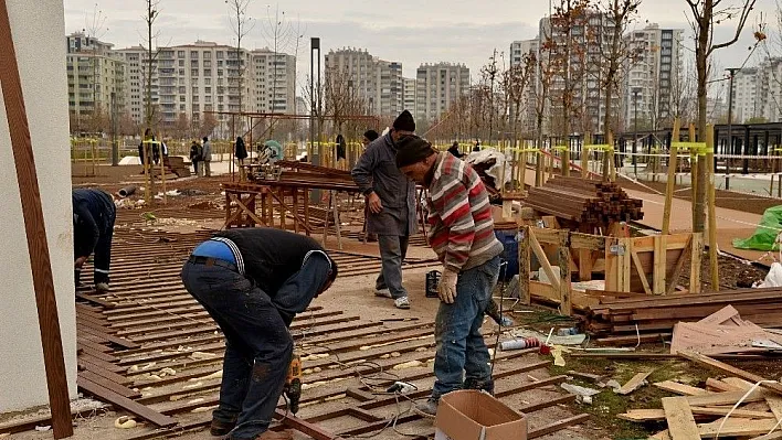 Kent Meydanı'nda çalışmalar tamamlanıyor
