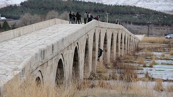 Kızılırmak'ta balçığa saplanan 3 genç kurtarıldı
