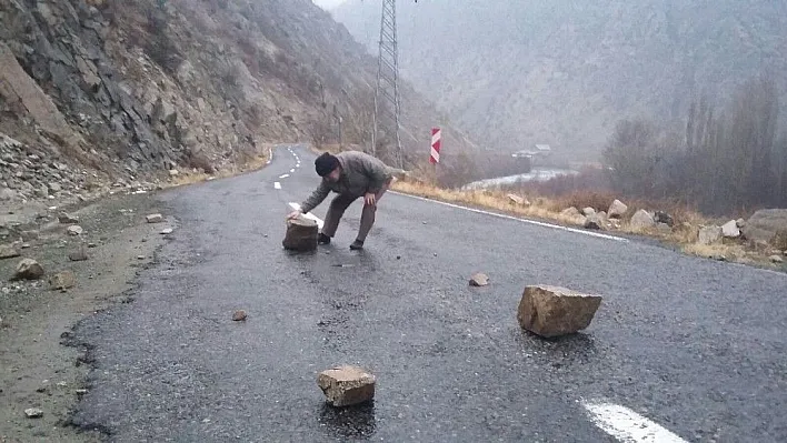 Yola düşen dev kaya parçaları sürücülere zor anlar yaşattı
