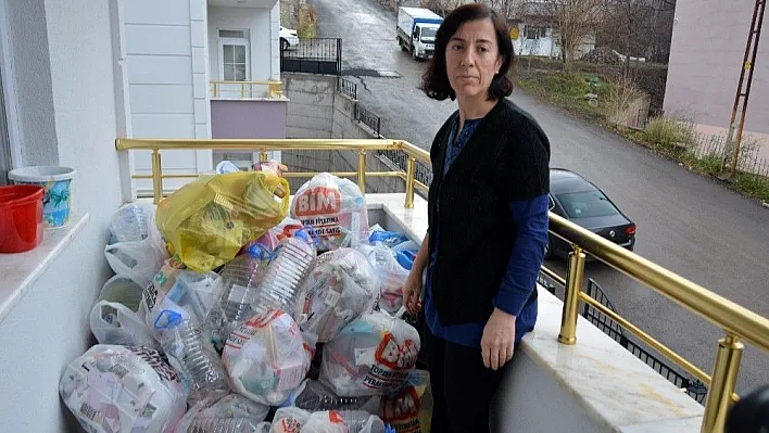 Geri dönüşüm için evinin balkonunda çöp biriktiriyor

