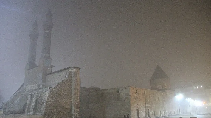 Yoğun sis kartpostallık görüntüler oluşturdu
