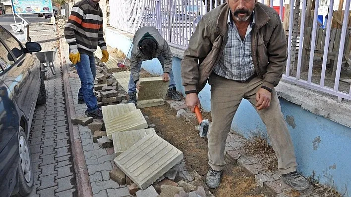 Gölbaşı ilçesinde görme engelliler için kaldırımlara iz yolu yapılıyor
