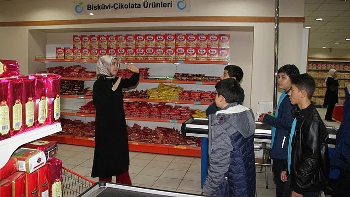 Öğrenciler ihtiyaç sahipleri için yardım topladı
