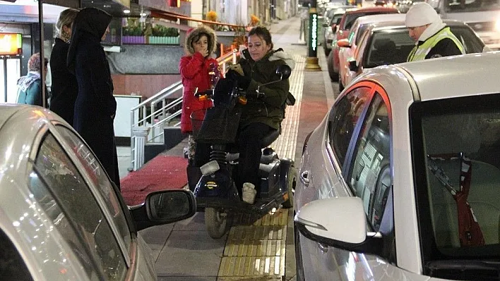 Engelli rampasında yarım saat bekledi
