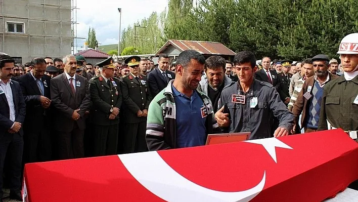 Şehit kardeşi anne ve babasını bıçaklayarak ağır yaraladı
