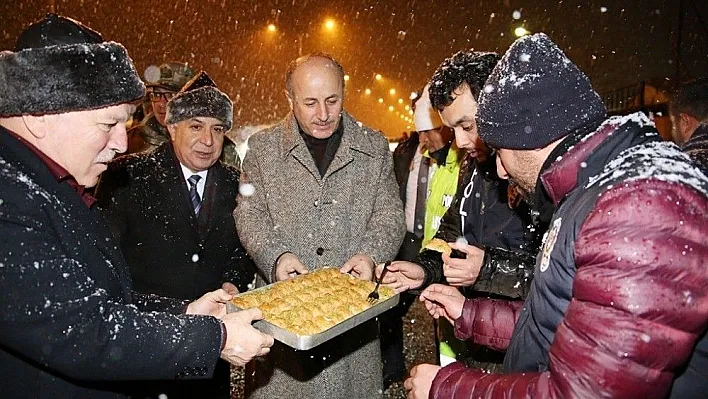 Vali Azizoğlu yeni yılı asker ve polislerle karşıladı
