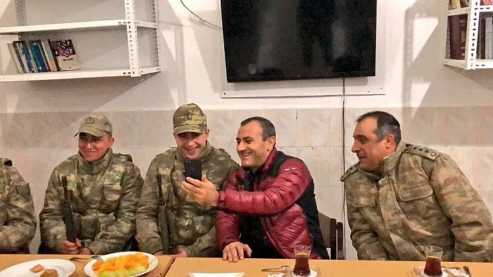 Vali Sonel, 2018'e 'Mehmetçiklerle' girdi