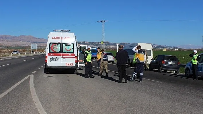 Ambulans ile otomobil çarpıştı: 2 yaralı
