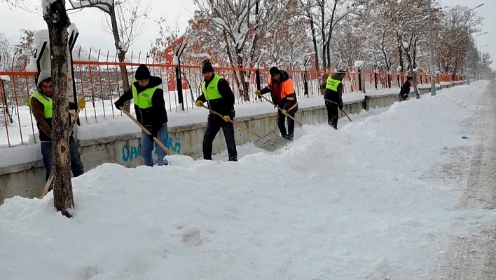 Palandöken Belediyesi'nden kar yağışına anında müdahale
