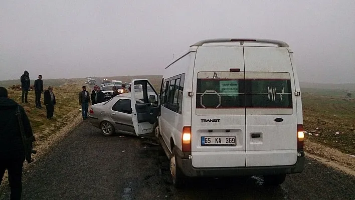 Diyarbakır'da öğrenci servisi ile otomobil çarpıştı: 16 yaralı
