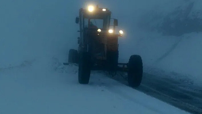 Karayolları ekipleri kapanan yolu açtı
