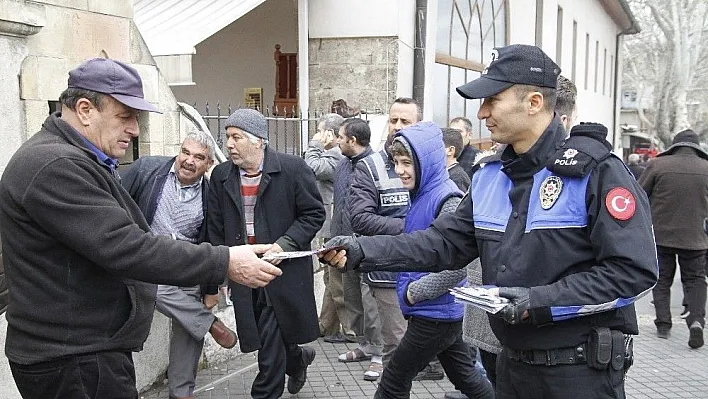 Kahramanmaraş polisi Cuma namazı çıkışı broşür dağıttı
